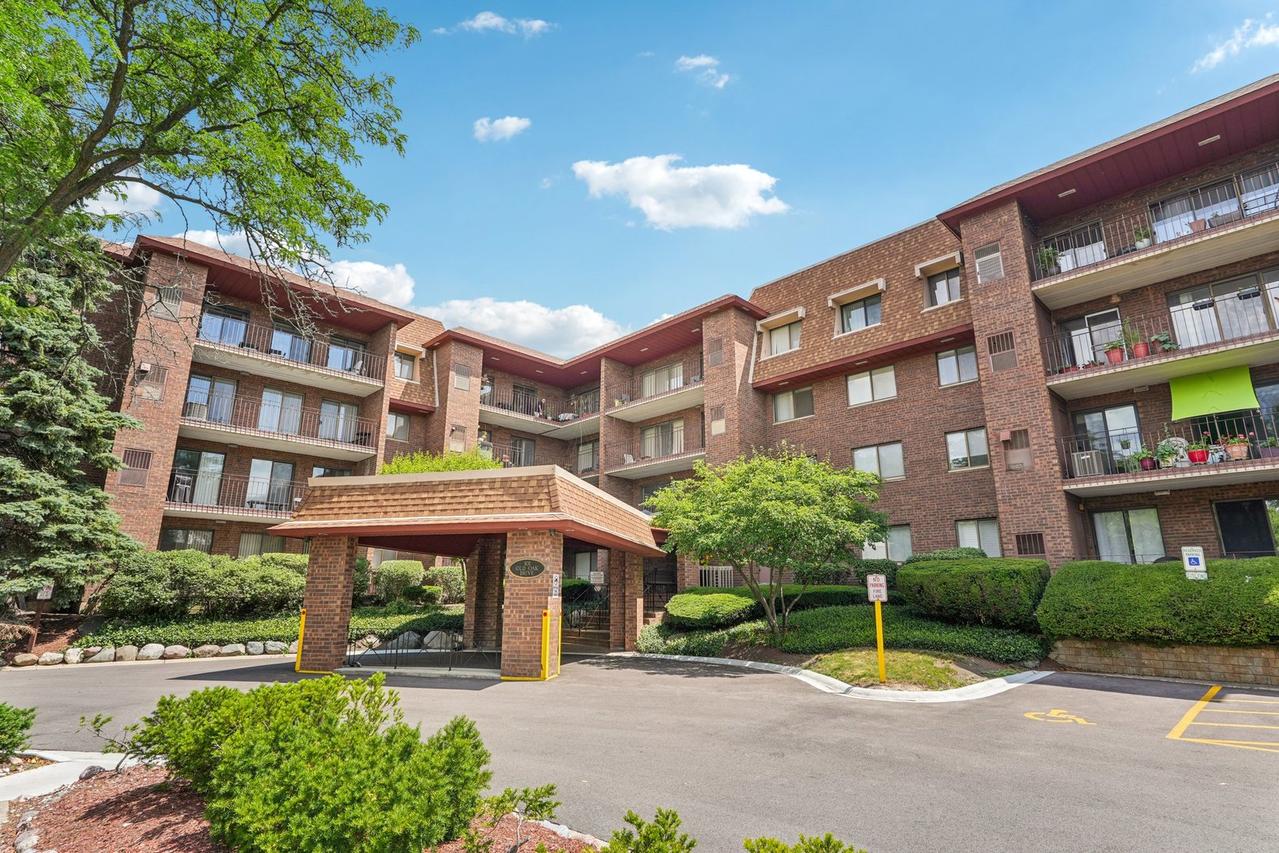 101 Old Oak Dr. #200, Buffalo Grove, IL 60089