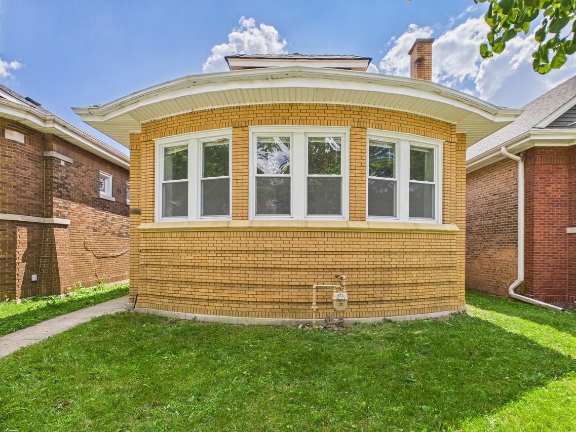8015 S Paxton Ave., Chicago, IL 60617