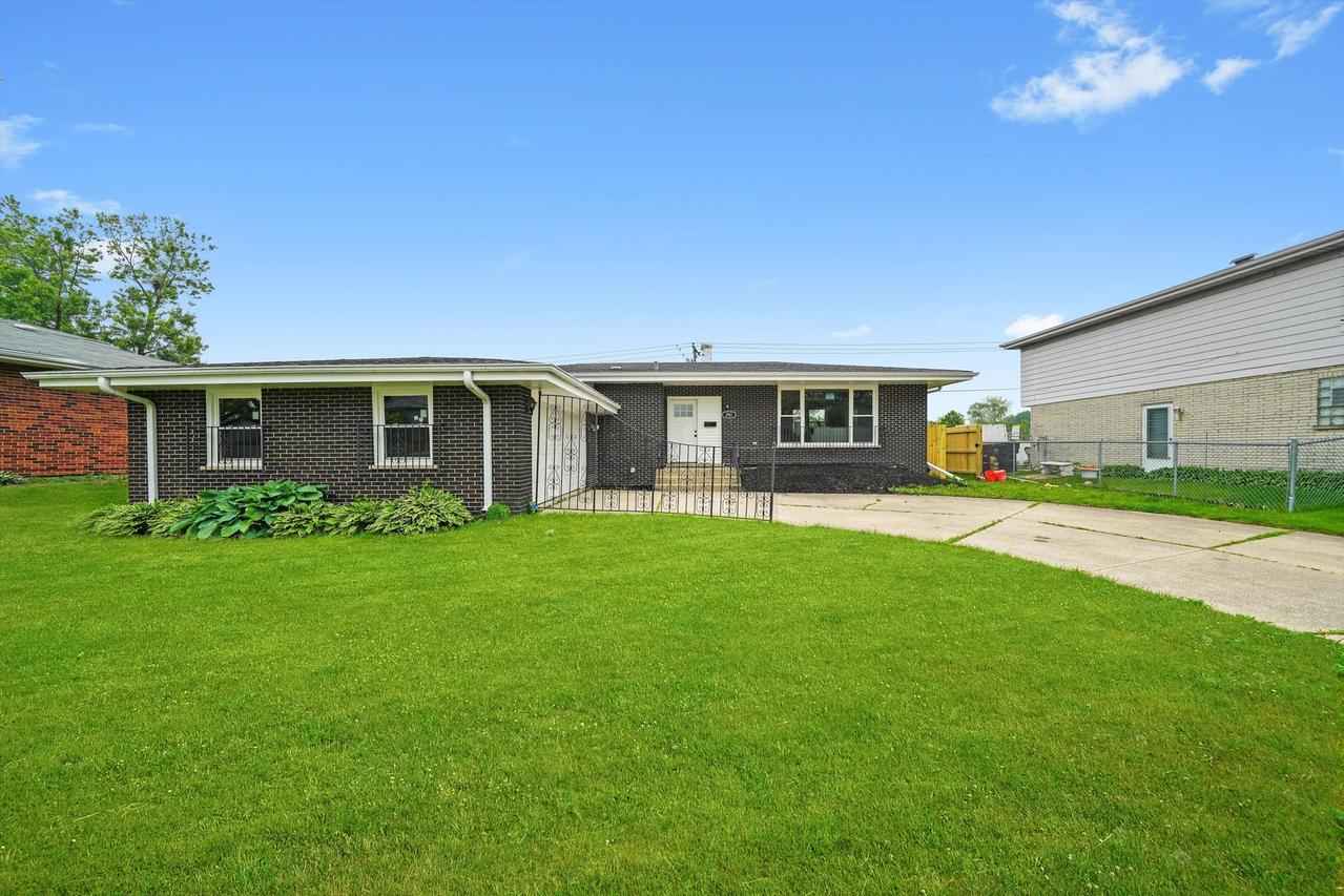 243 S Walnut St., Glenwood, IL 60425