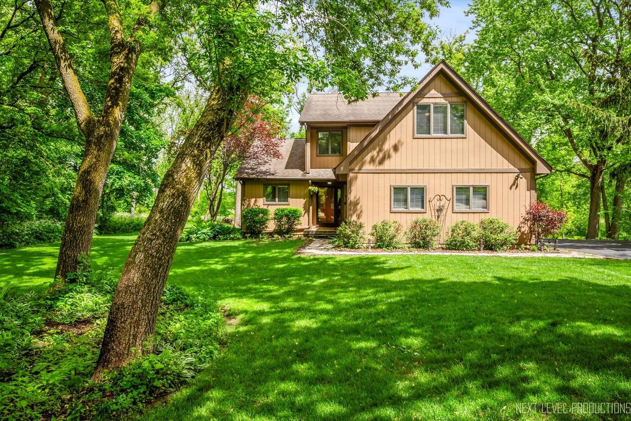 5N597 Hidden Springs Dr., St. Charles, IL 60175