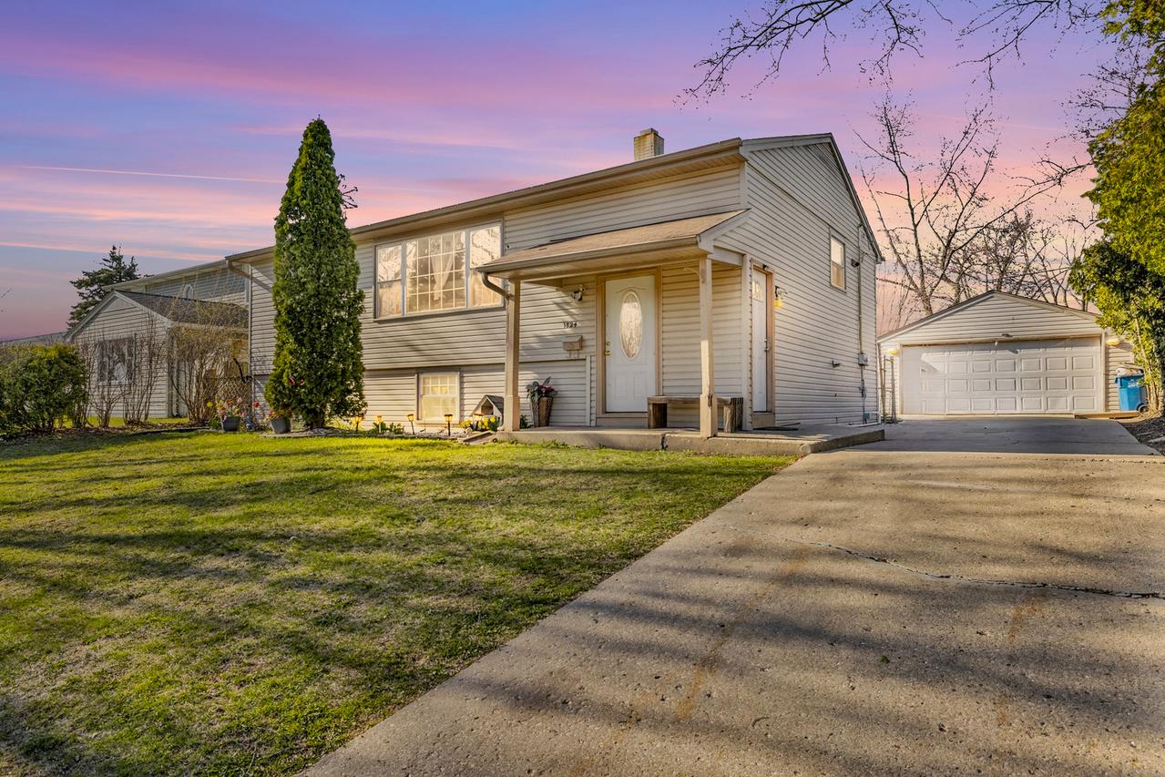 1824 Endicott Cir., Carpentersville, IL 60110