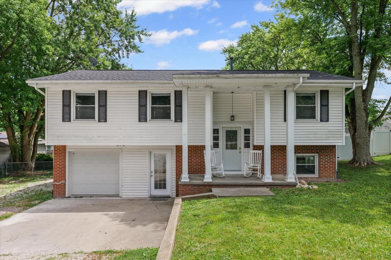 106 S Lake Of The Woods Rd., Mahomet, IL 61853