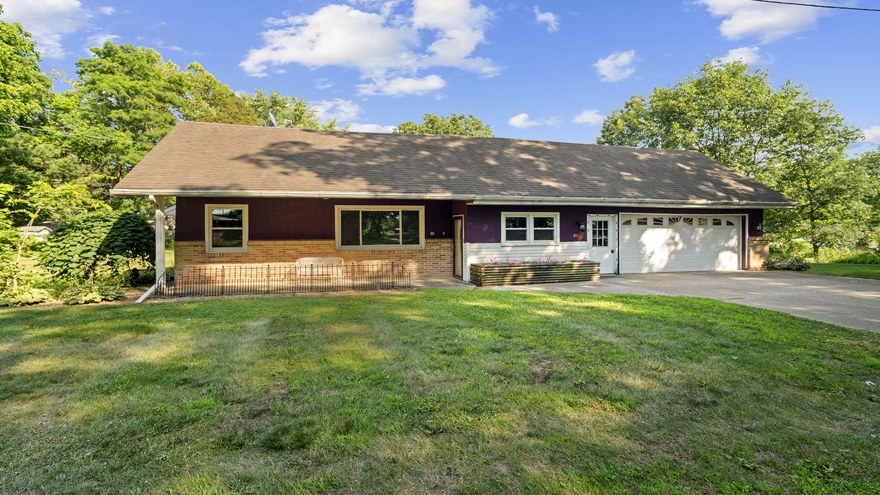 8033 S Pine St., Dixon, IL 61021