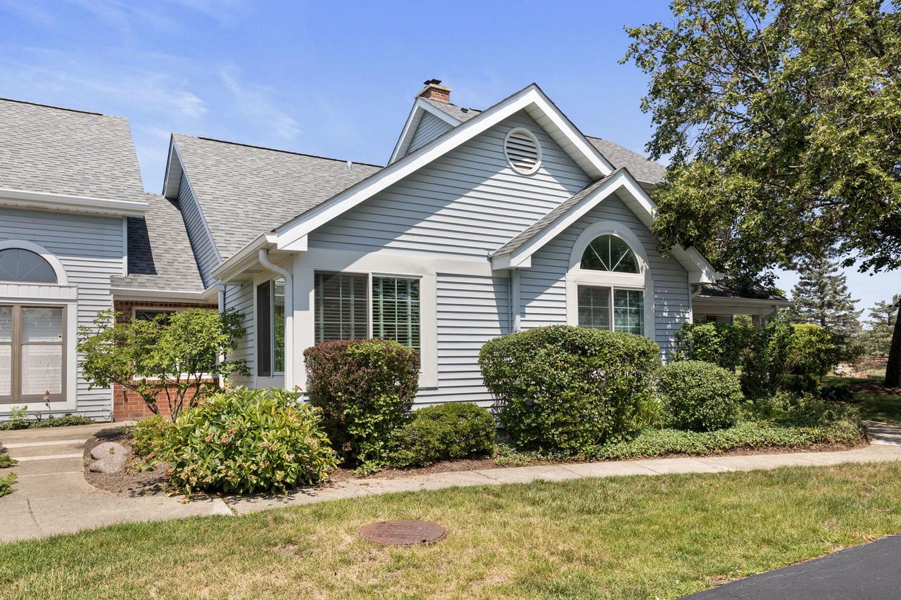 2 Warwick Ln., Lincolnshire, IL 60069