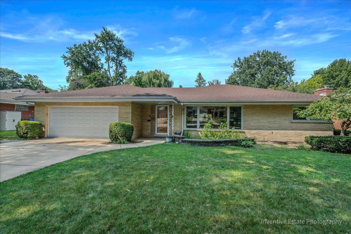 16 W Hiawatha Tr., Mount Prospect, IL 60056