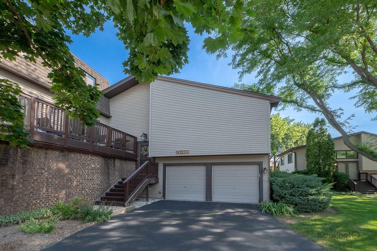 29W400 Thornwood Ln., Warrenville, IL 60555