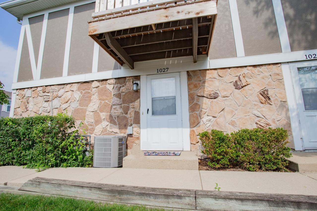 1027 Newport Harbor, Schaumburg, IL 60193
