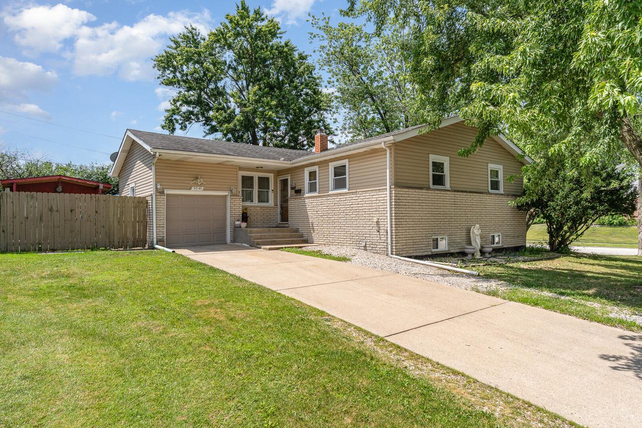 9049 Barberry Ln., Hickory Hills, IL 60457