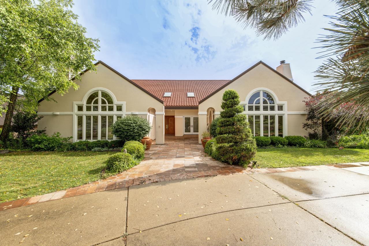 8170 Lake Ridge Dr., Burr Ridge, IL 60527