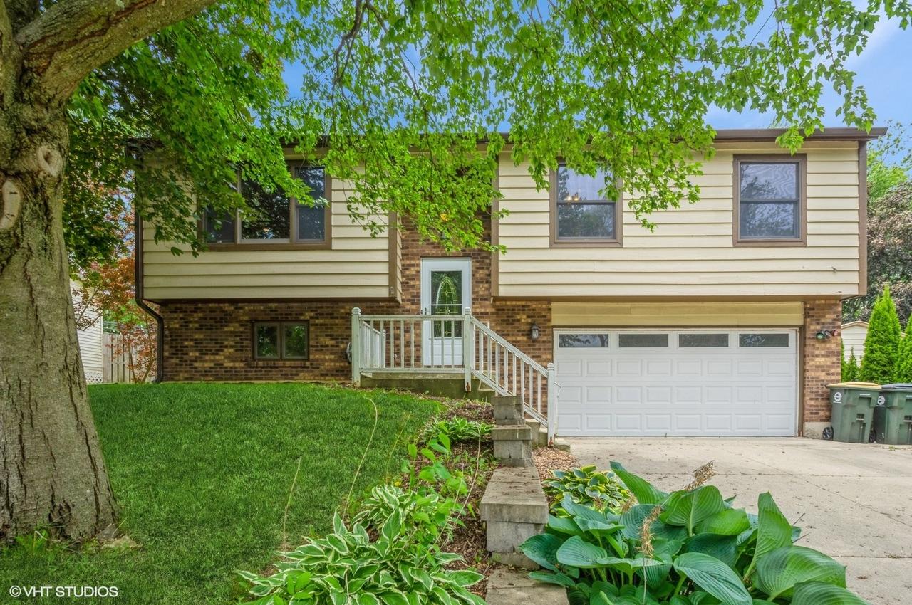 6407 Hillcrest Rd., Cary, IL 60013