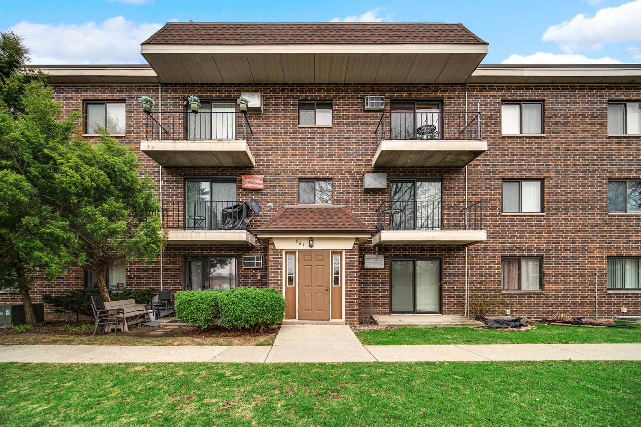 961 N Rohlwing Rd. #201B, Addison, IL 60101
