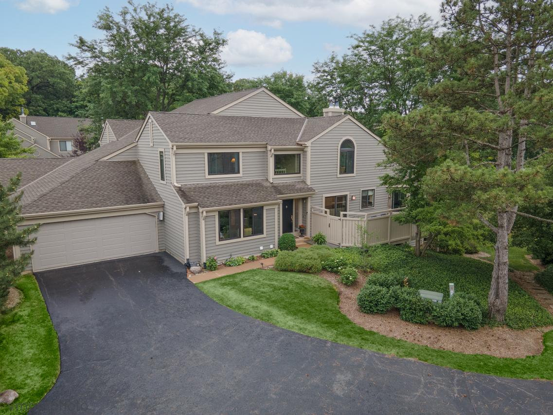 285 N Bay Ct., Lake Barrington, IL 60010