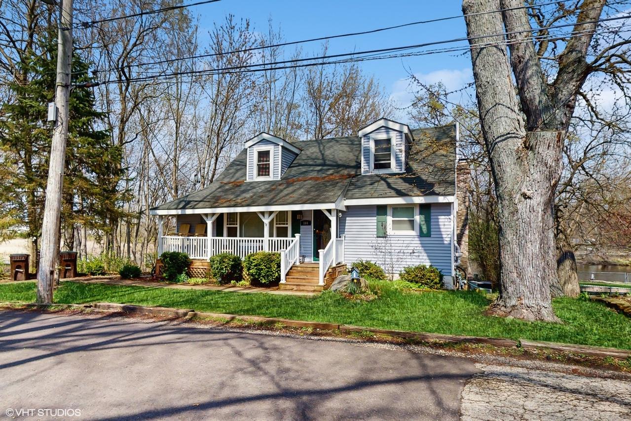 104 Channel Dr., Port Barrington, IL 60010