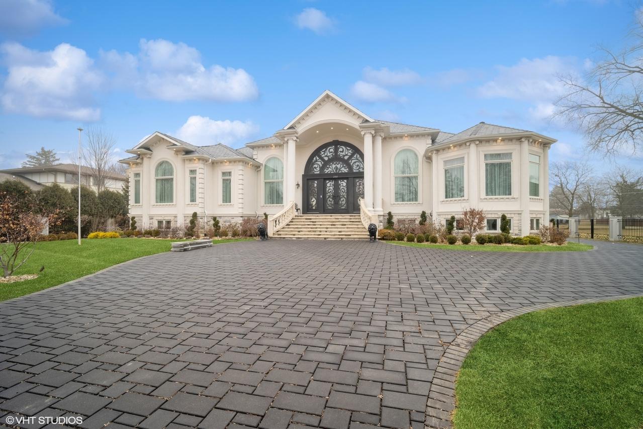 2315 N Arlington Heights Rd., Arlington Heights, IL 60004