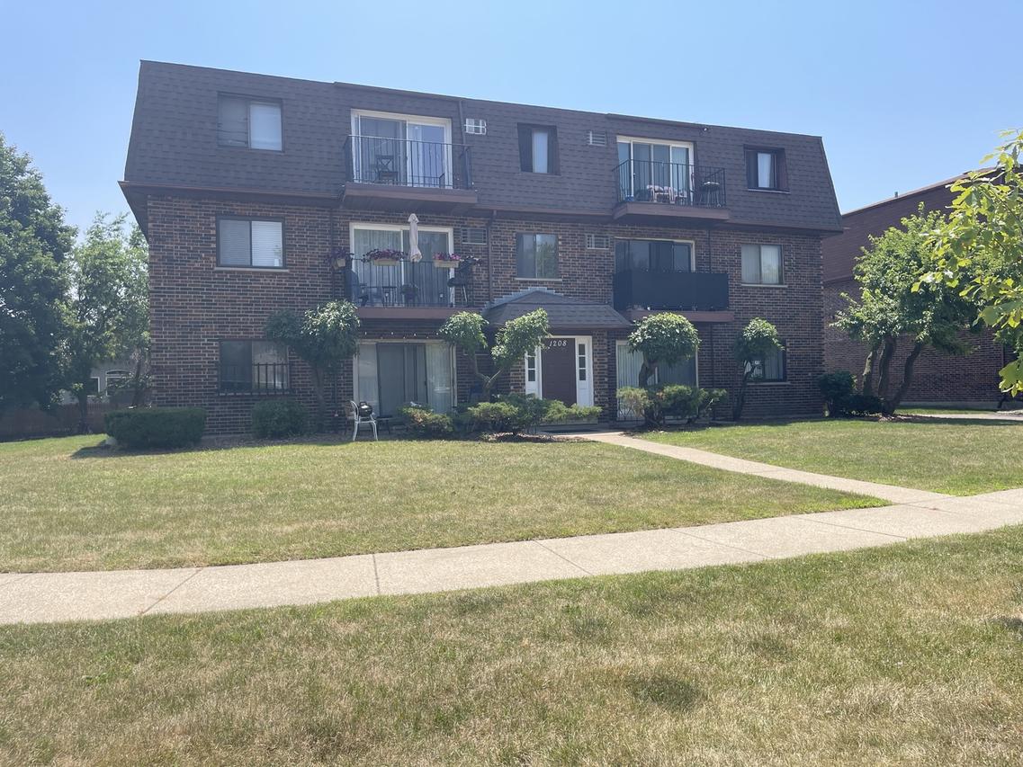 1208 Whispering Hills Ct. #1A, Naperville, IL 60540