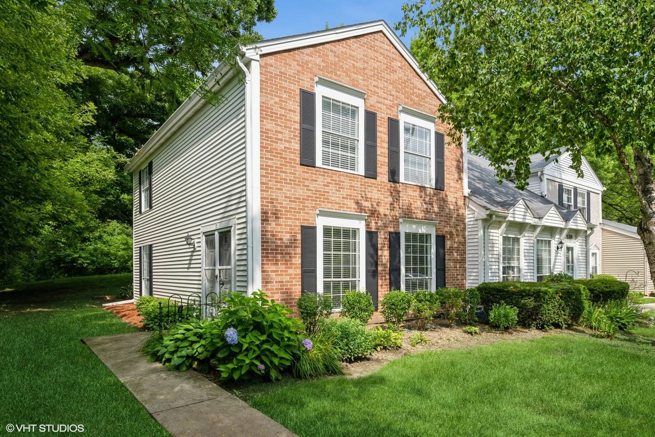 36 Bright Oaks Cir., Cary, IL 60013