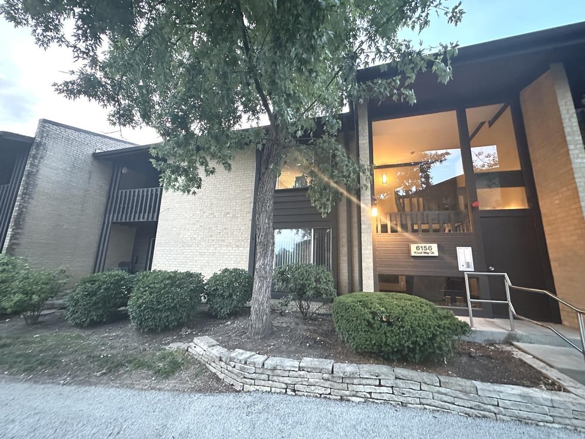 6156 Knoll Way Dr. #101, Willowbrook, IL 60527