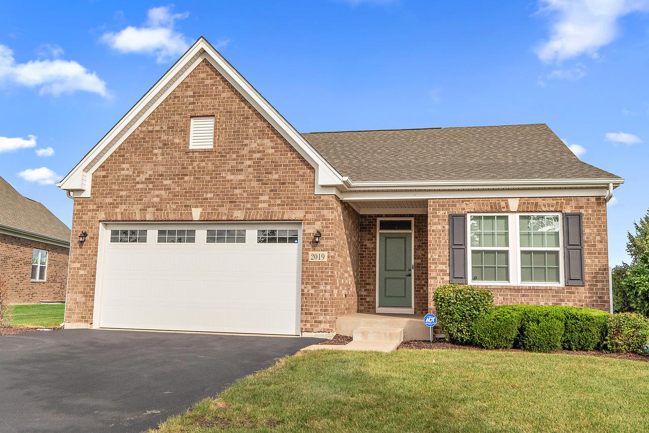 2019 Royalglen Dr., New Lenox, IL 60451