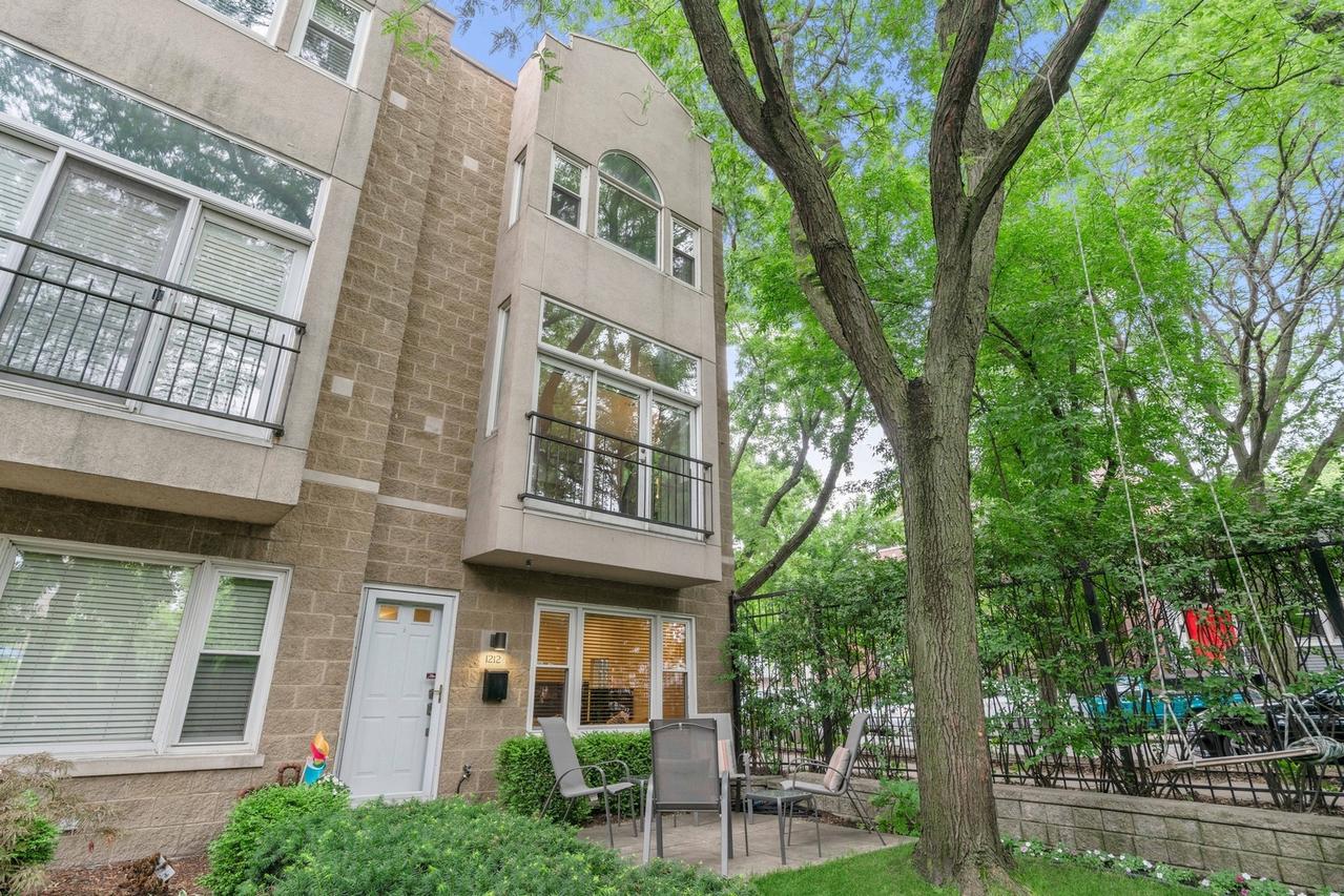 1212 W School St., Chicago, IL 60657