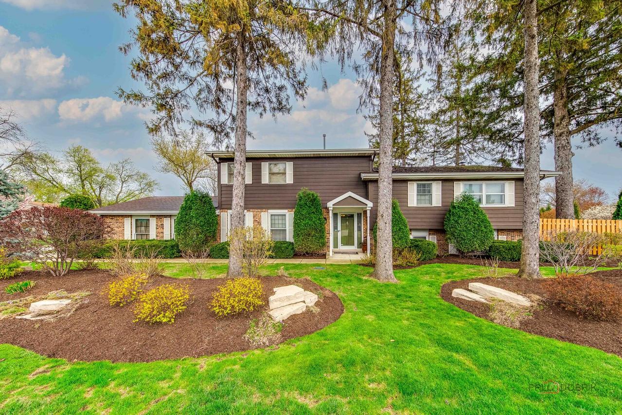 1137 Pine Tree Ln., Libertyville, IL 60048