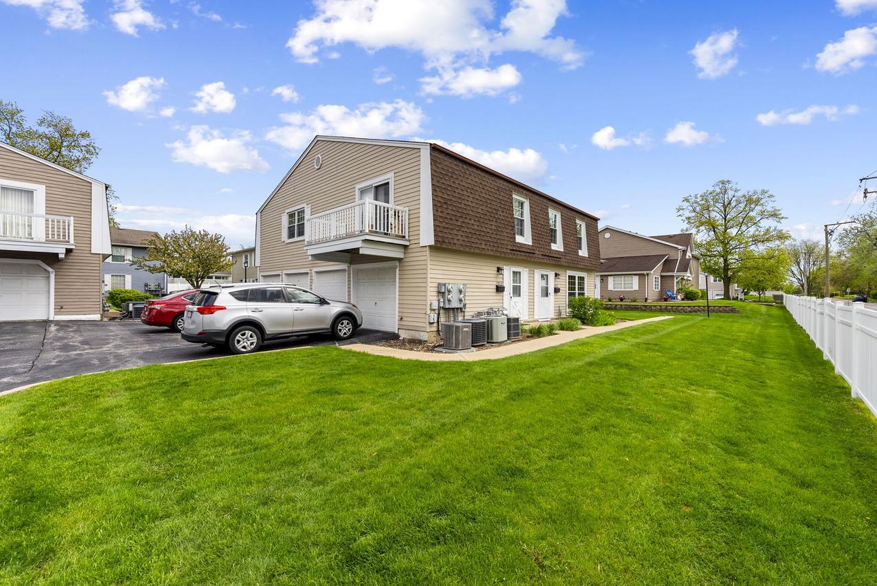 1585 Woodcutter Ln. #D, Wheaton, IL 60189