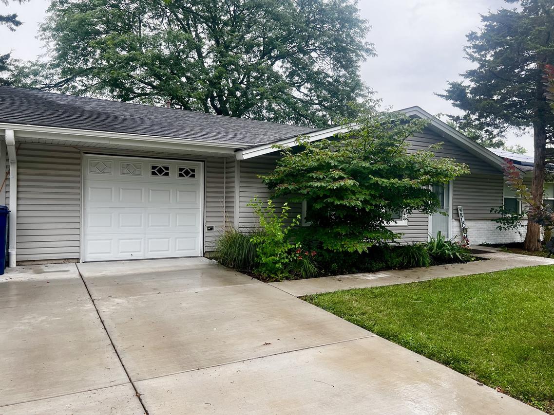 225 Webster Ln., Schaumburg, IL 60193