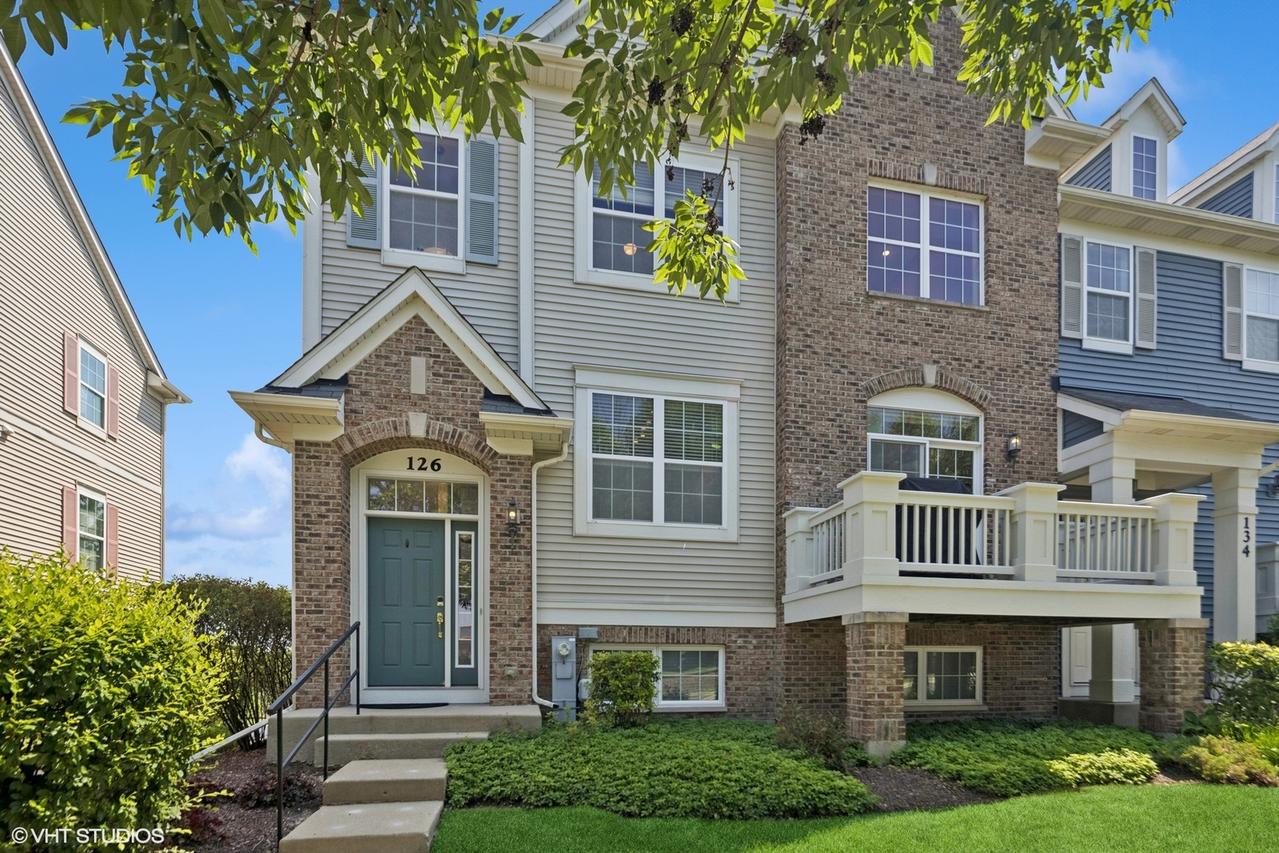 126 Goldenhill St., Carol Stream, IL 60188