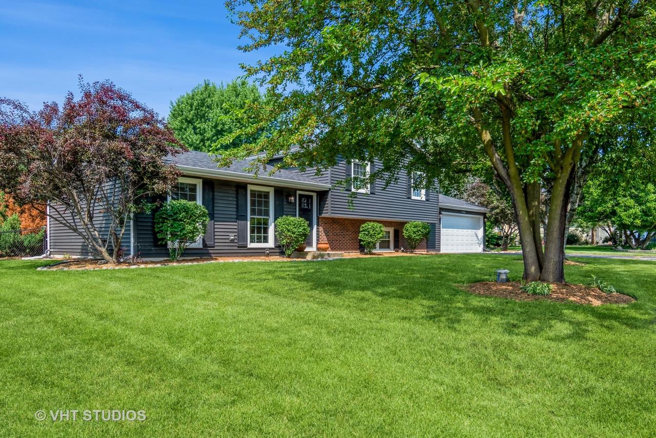 11S502 Walter Ln., Naperville, IL 60564
