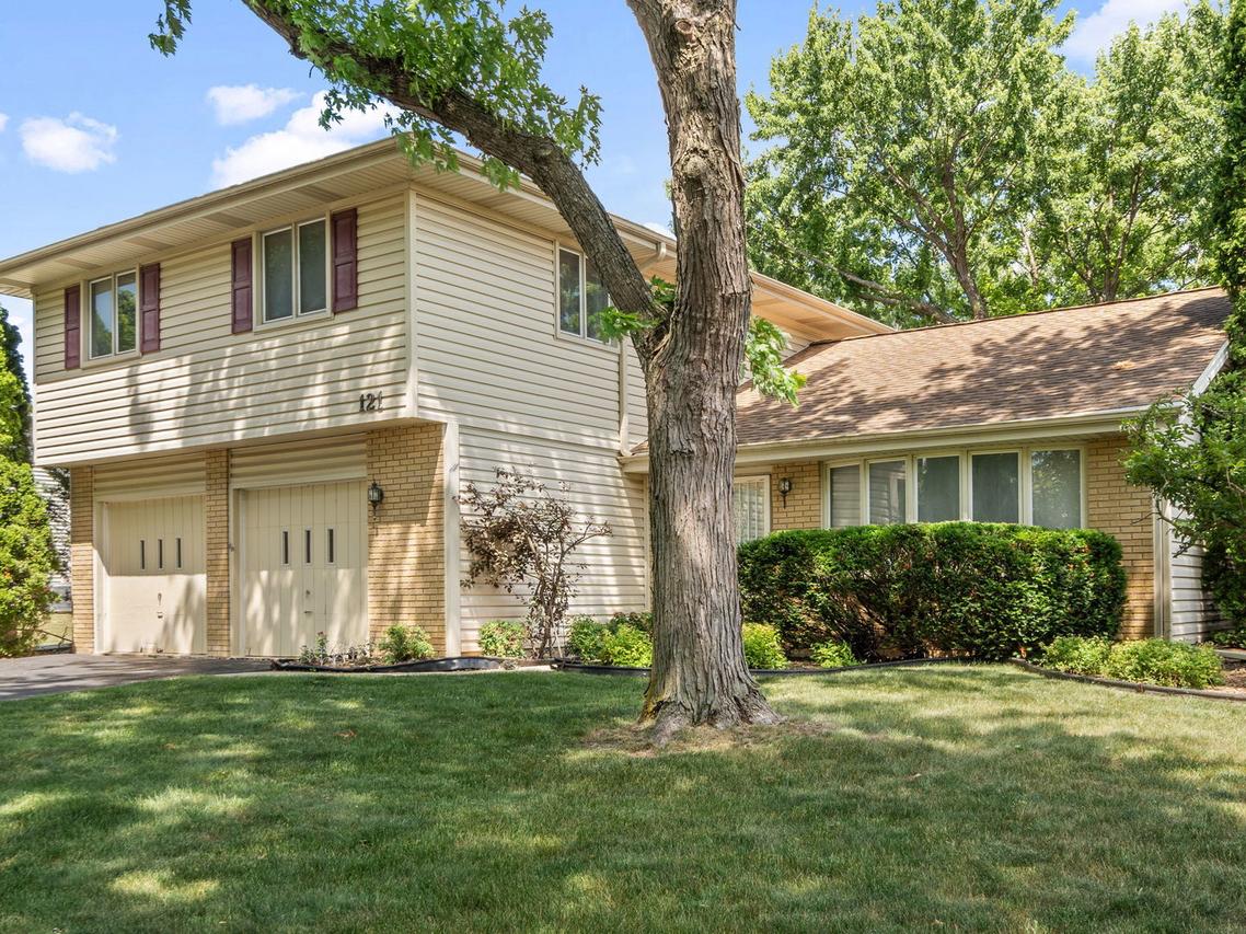 121 S Staffire Dr., Schaumburg, IL 60193