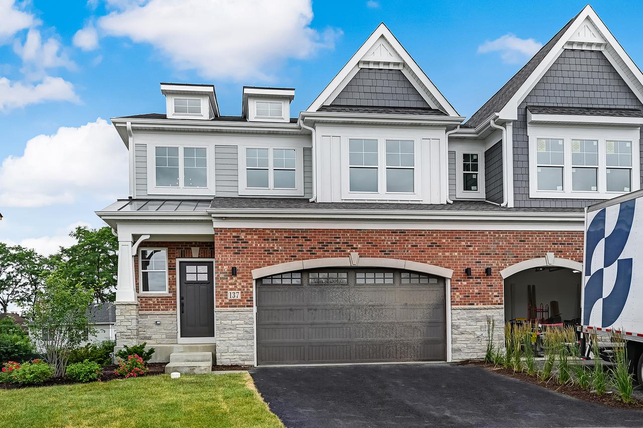 137 Harding Ct., Glen Ellyn, IL 60137