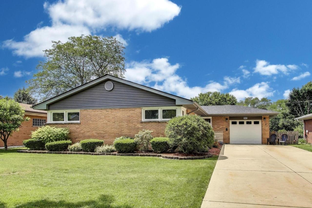 207 E Berkshire Ln., Mount Prospect, IL 60056