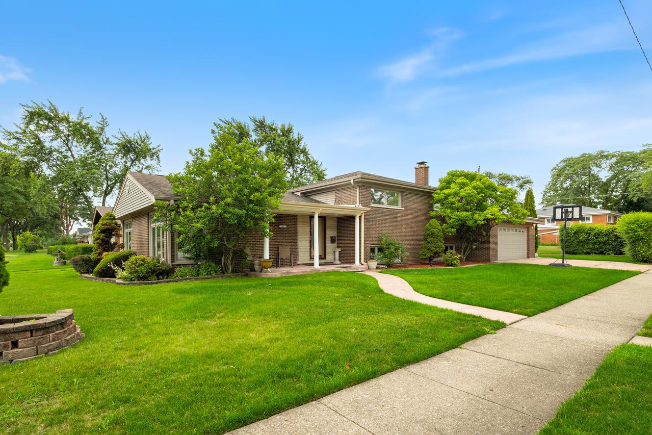 9444 Oliphant Ave., Morton Grove, IL 60053