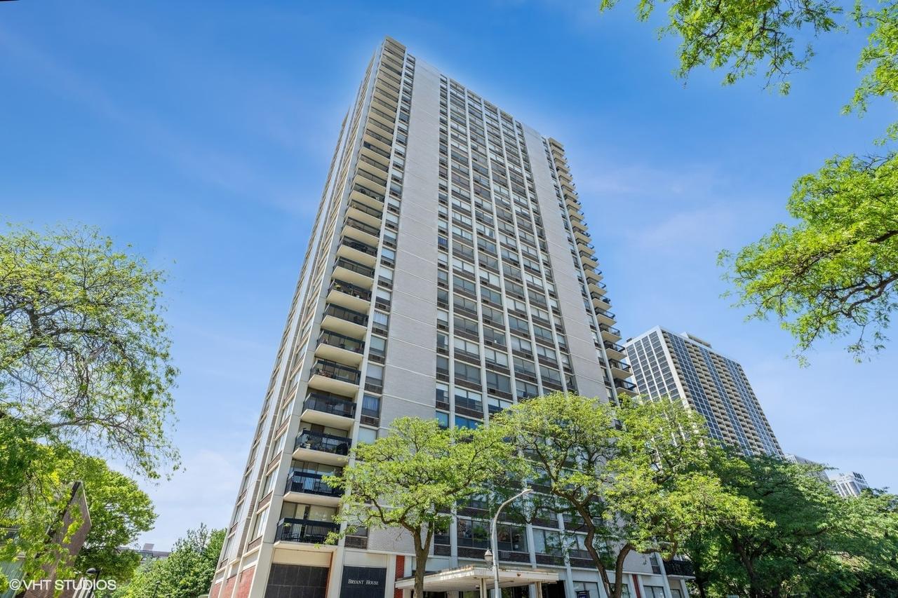 1455 N Sandburg Ter. #204, Chicago, IL 60610