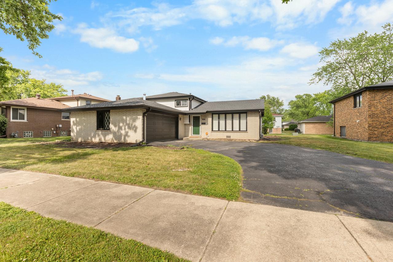 225 S Willow St., Glenwood, IL 60425