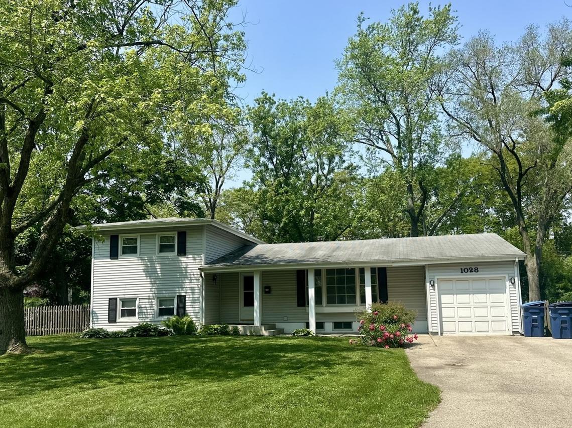 1028 Castlewood Ln., Deerfield, IL 60015