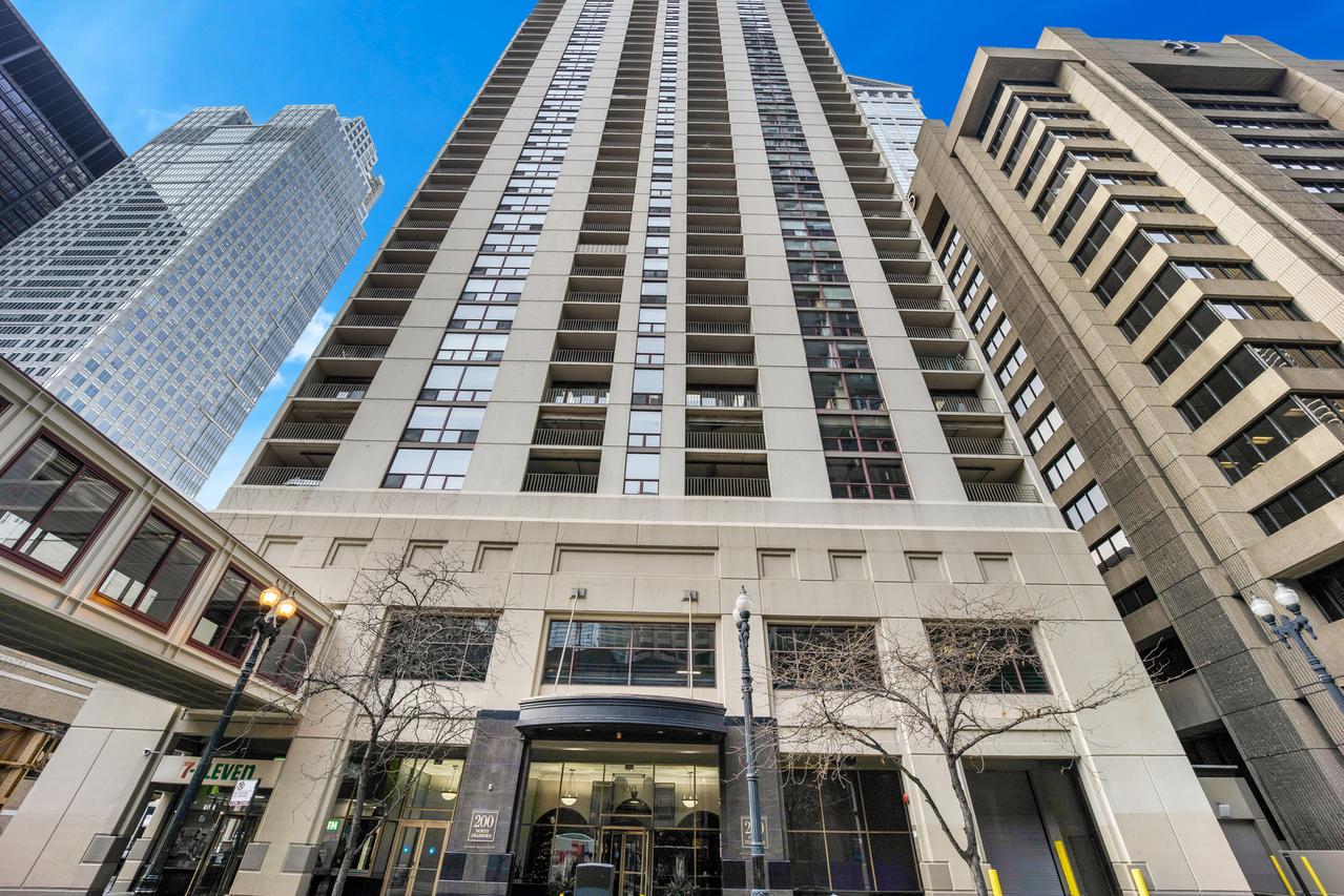 200 N Dearborn St. #2006, Chicago, IL 60601