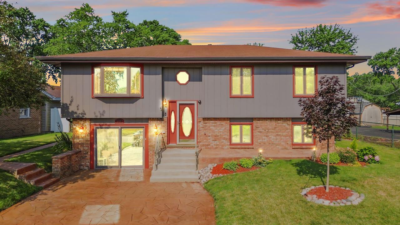 16052 Debra Dr., Oak Forest, IL 60452