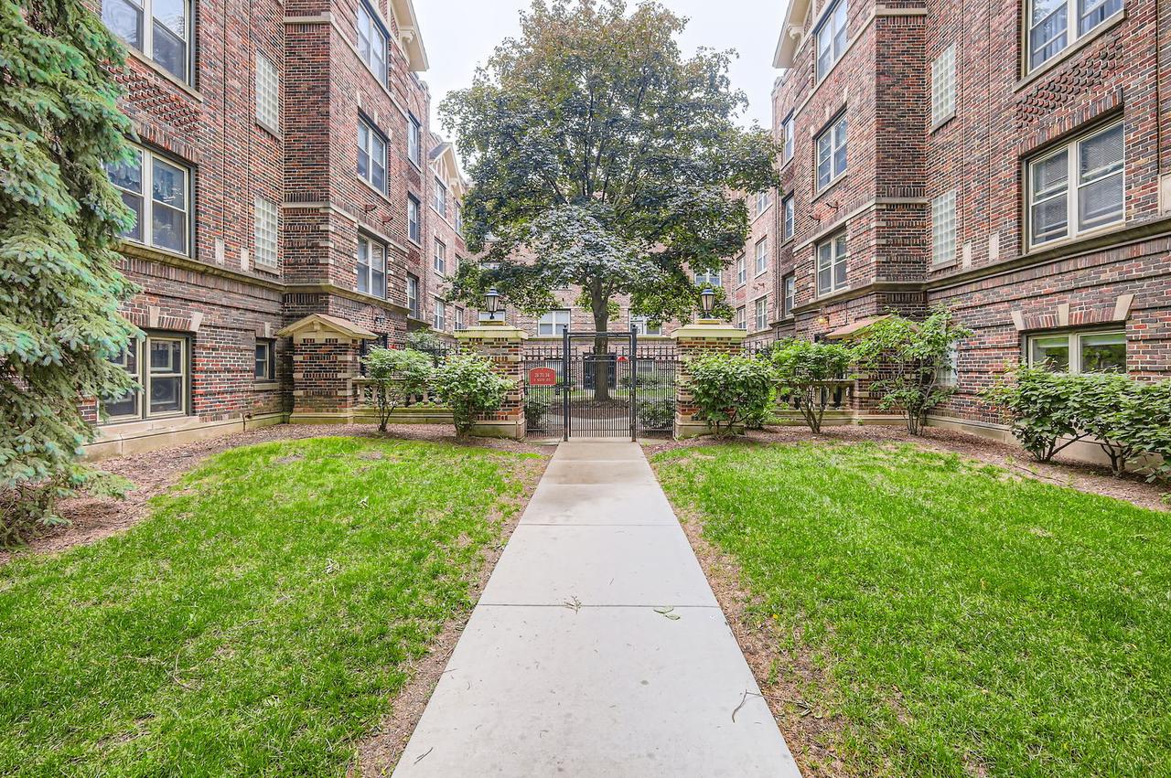 28 S 6th Ave. #1D, La Grange, IL 60525