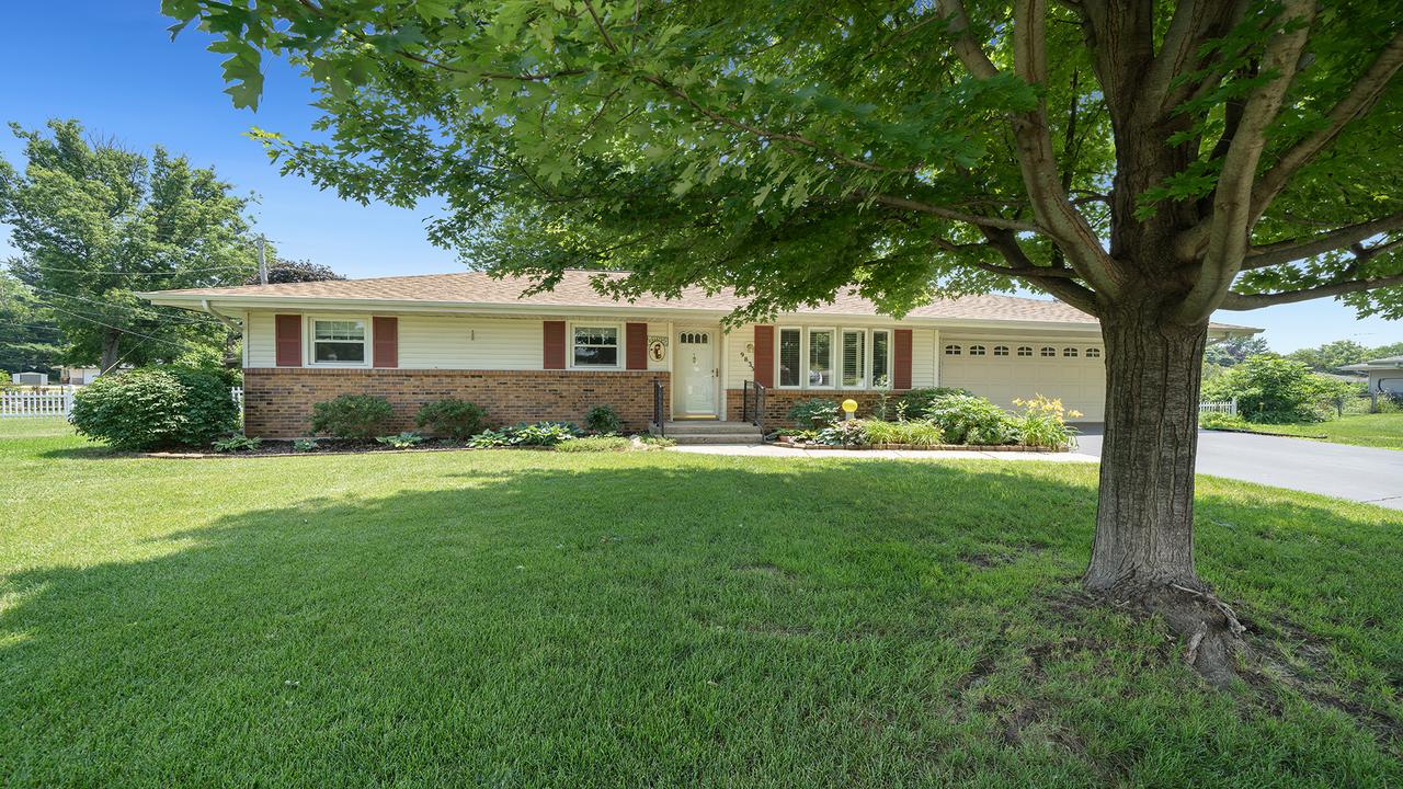 9833 Gentian Dr., Machesney Park, IL 61115