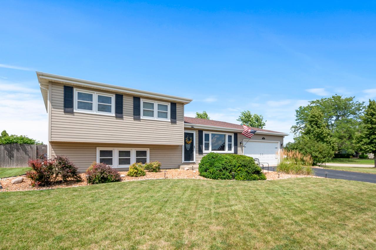 701 Lake Ct., New Lenox, IL 60451
