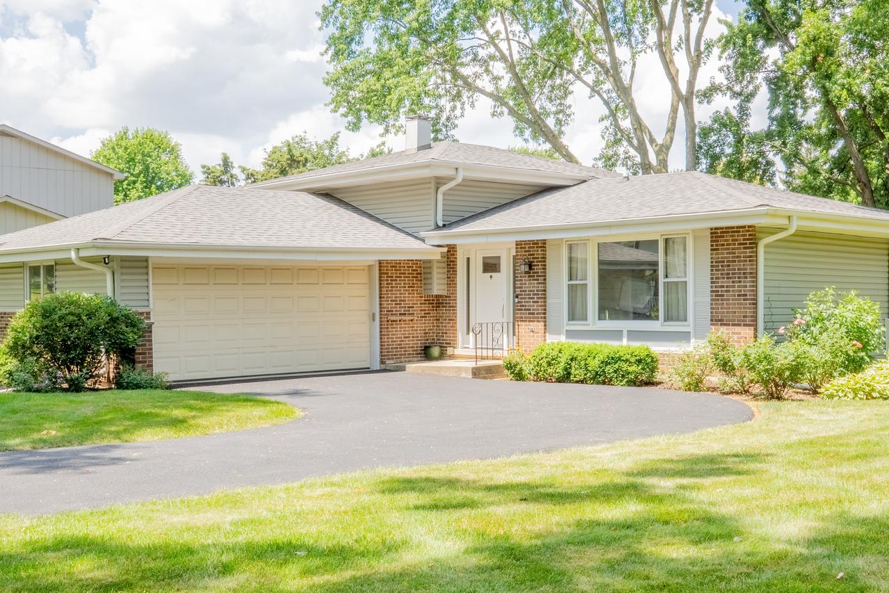24W660 Woodcrest Dr., Naperville, IL 60540