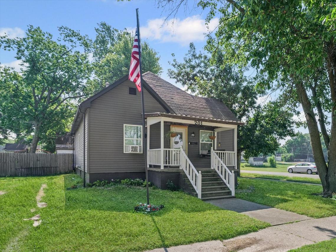 201 N Sycamore St., Villa Grove, IL 61956