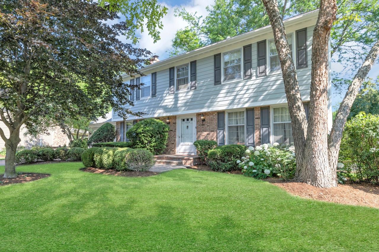 1016 Charleston Dr., St. Charles, IL 60174