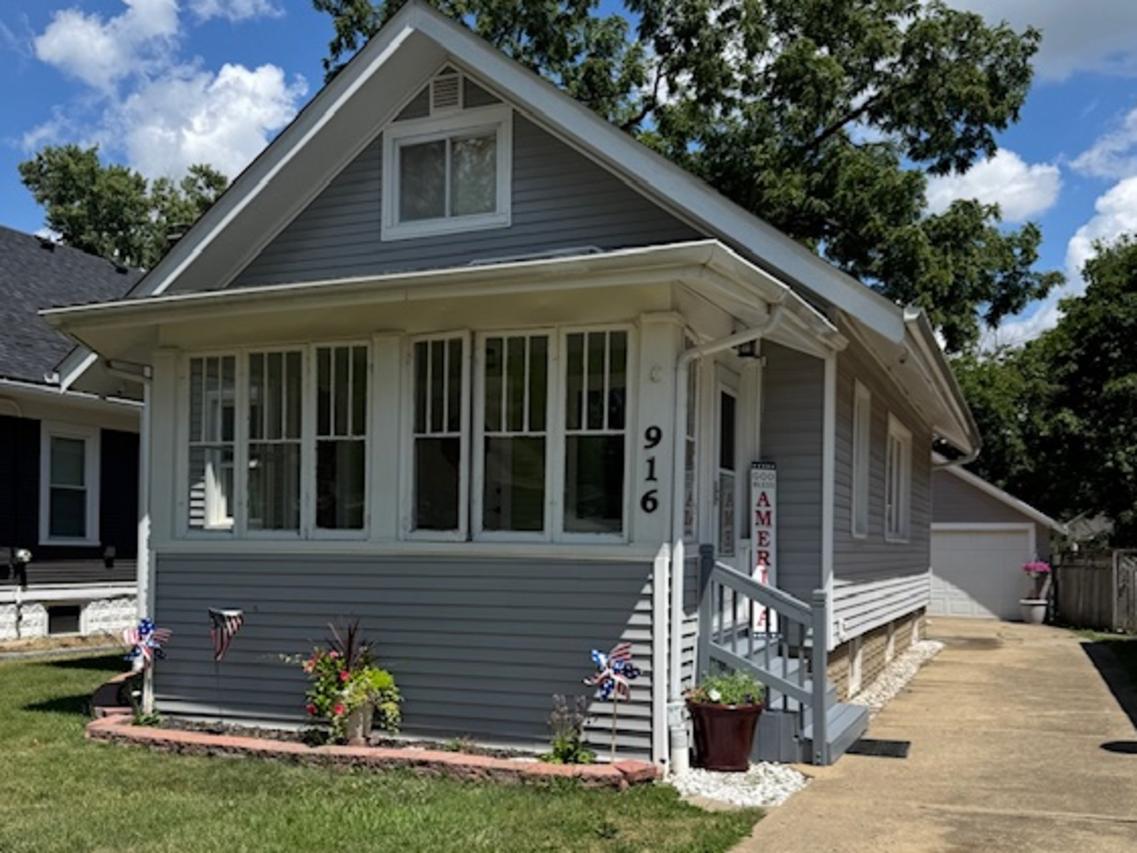 916 Pearl St., Aurora, IL 60505