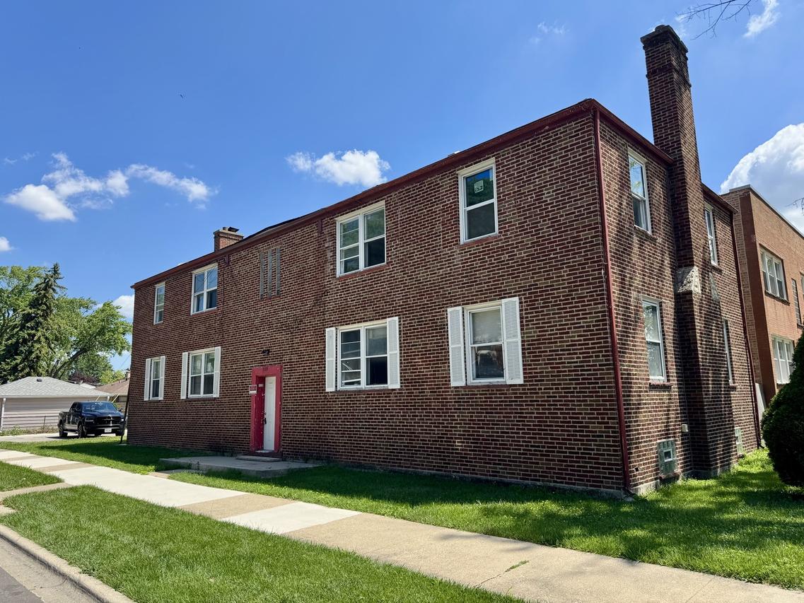 915 Bellwood Ave., Bellwood, IL 60104