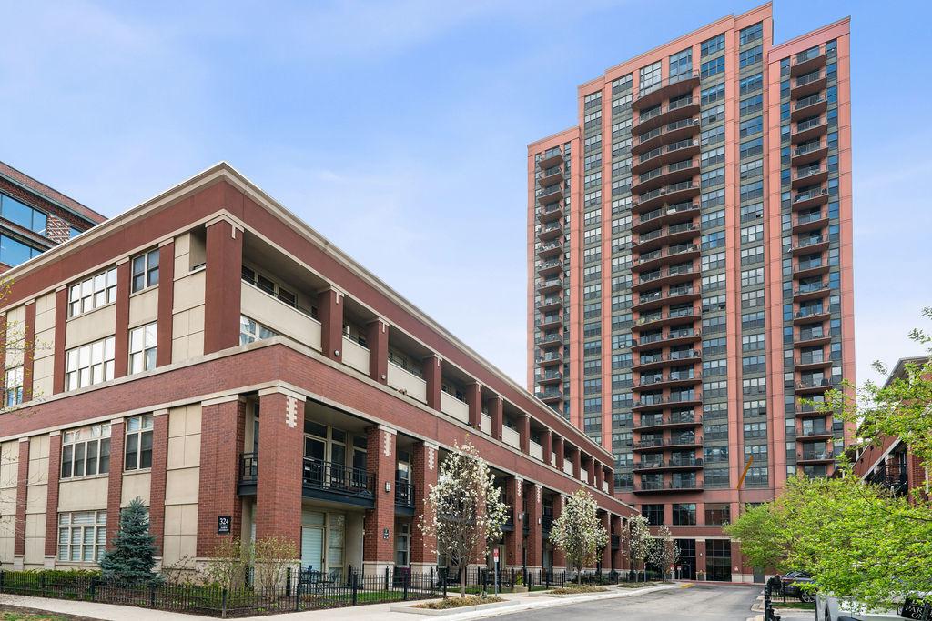 330 N Jefferson St. #2102, Chicago, IL 60661