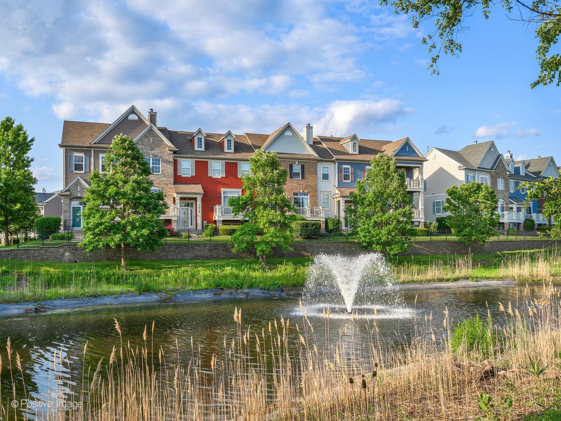 1058 Bartholdi Ct., Carol Stream, IL 60188