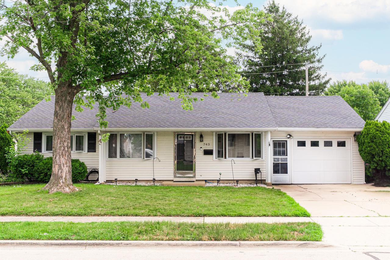 743 Geneva Ave., Romeoville, IL 60446