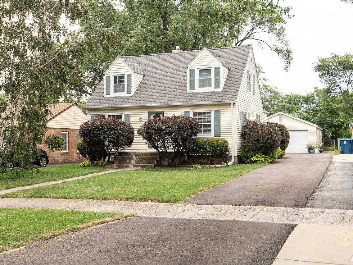 421 W Verret St., Elmhurst, IL 60126