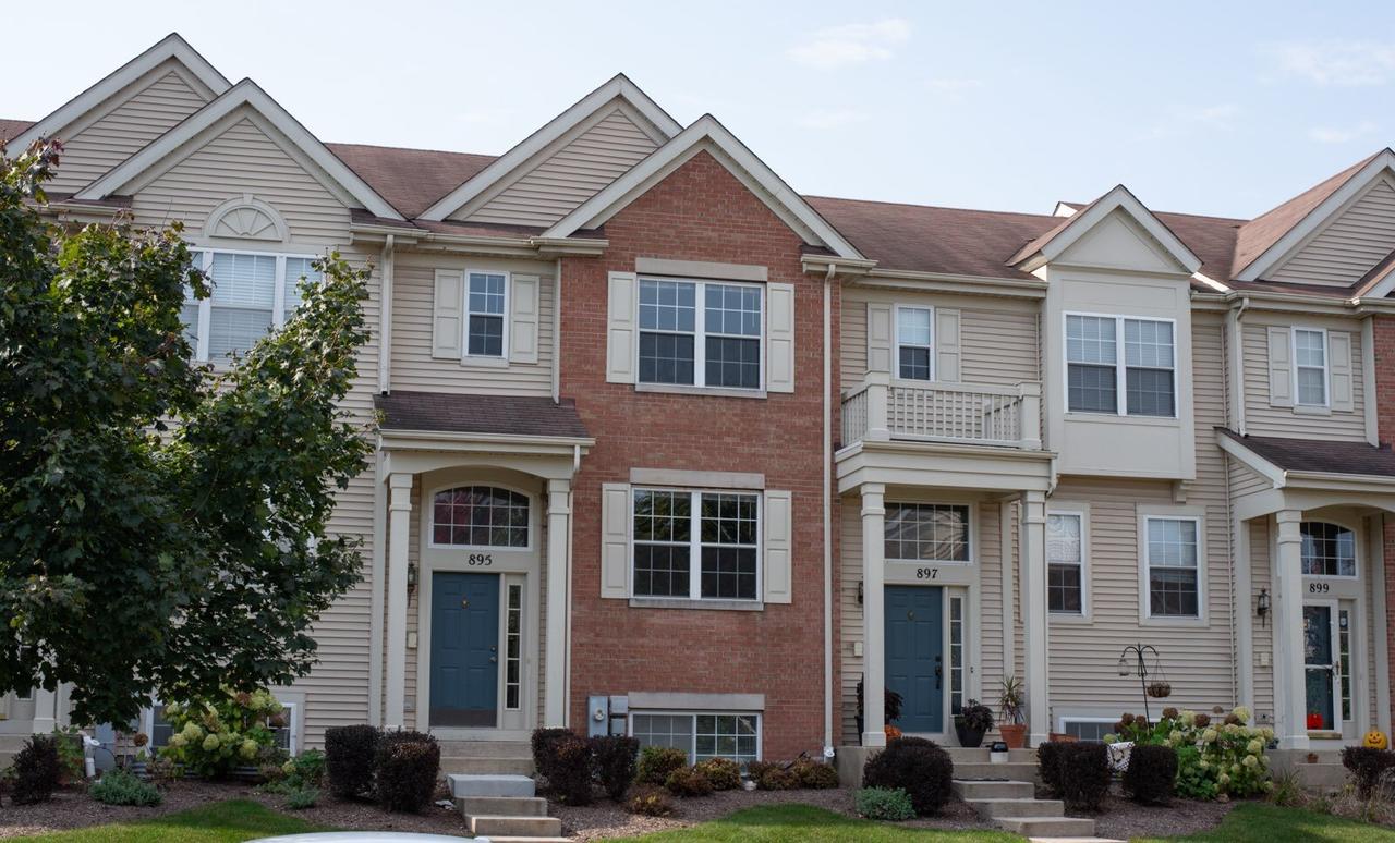 895 Clover Ln., Pingree Grove, IL 60140